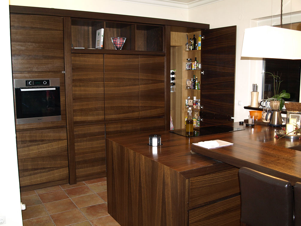 Moderne Küche mit versenkbaren Steckdosen