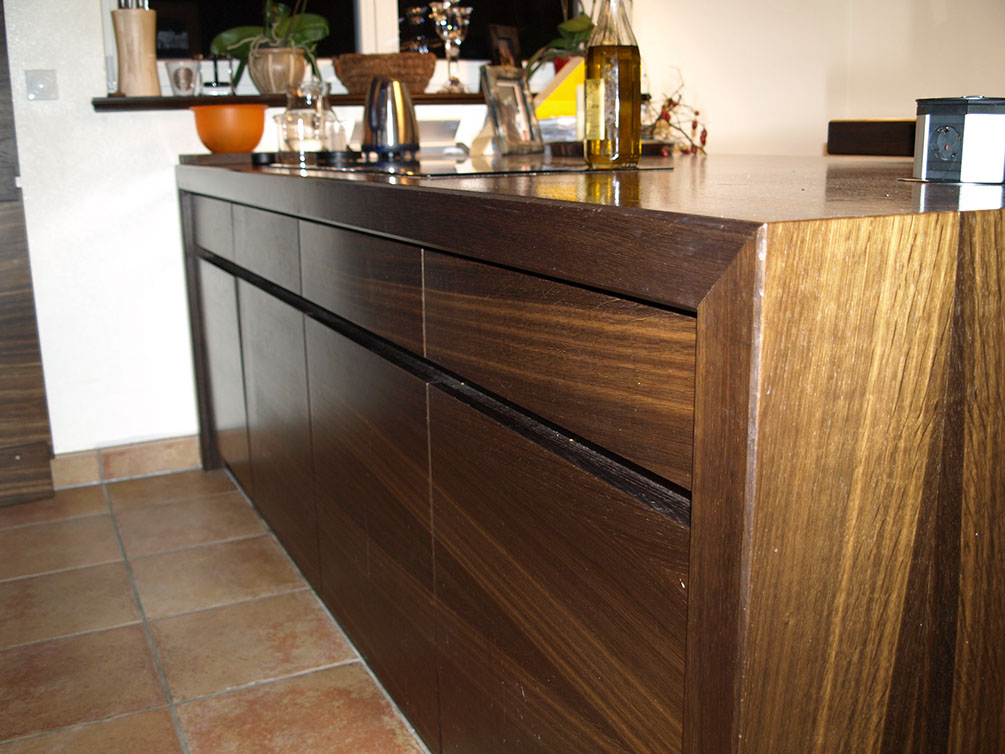 klare Küchenzeile ohne Griffe