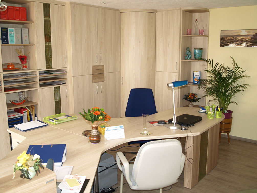 Büroeinrichtung mit runden Ordnerscharnk