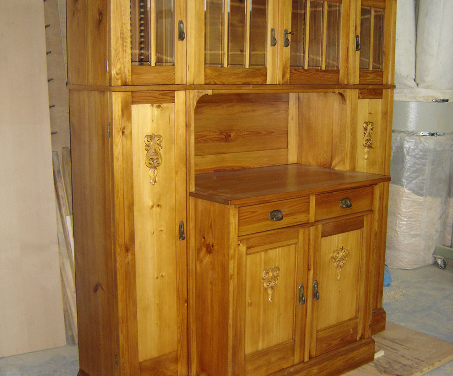 aufgearbeiteter antiker Schrank 