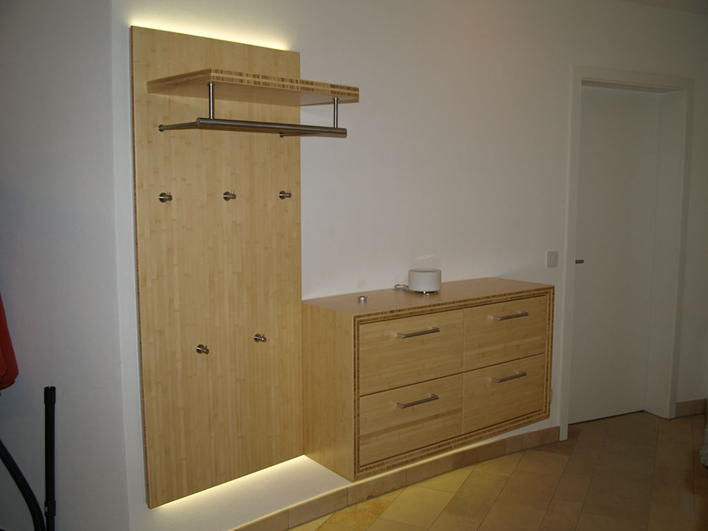 Garderobe mit Schieber und Edelstahlgriffen