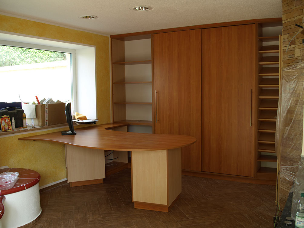 Büroeinrichtung mit Schreibtisch rund