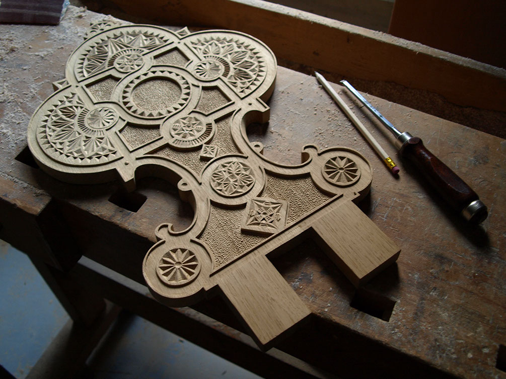 traditionelle Ornamente Schnitzkunst