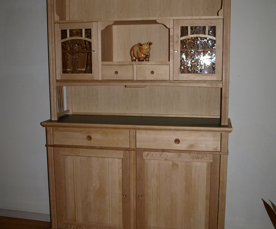 Anrichte mit Glastüren