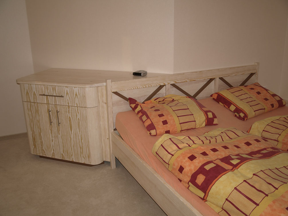 individuelles Bett mit Schrank